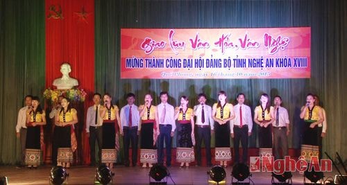 Tiết mục Chào mừng đảng cộng sản Việt Nam của đoàn thanh niên huyện Quế Phong