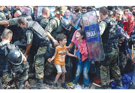 Hai em bé lạc cha mẹ trong dòng người di cư tại khu vực biên giới Hy Lạp - Macedonia.