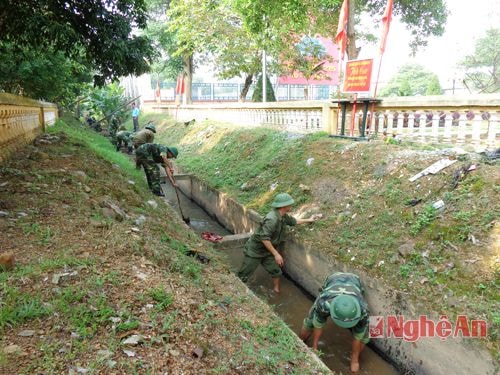  Cán bộ, chiến sỹ Lữ đoàn 215 ra quân làm thủy lợi giúp dân.