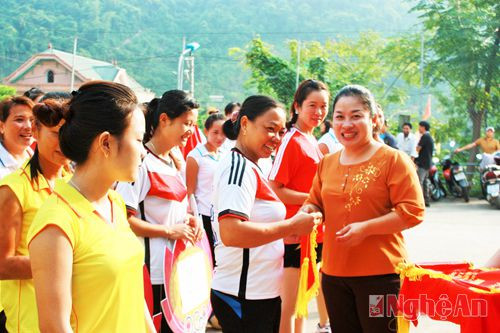  Bà Cụt Thị Nguyệt - Phó chủ tịch UBND huyện Kỳ Sơn trao cờ lưu niệm cho các đội tham dự giải.
