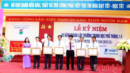 Lãnh đạo huyện trao thưởng cho các cá nhân xuất sắc