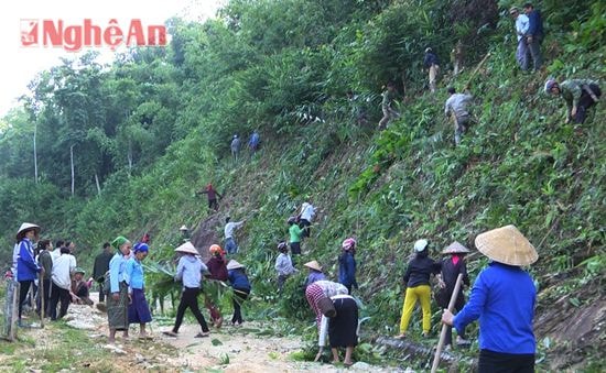 Người dân bản Na Chạng, xã Tiền Phong (Quế Phong) làm giao thông nông thôn.