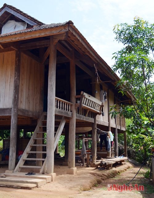 Nhà gồm 2 tầng
