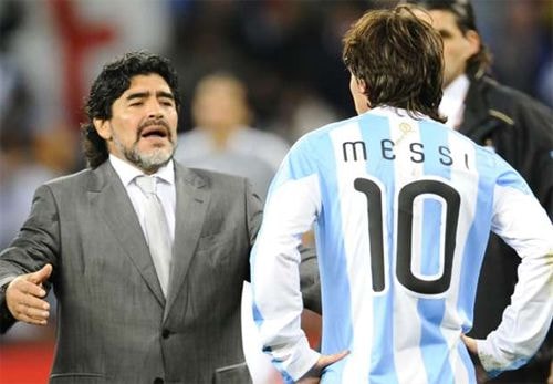 Maradona và Messi là hai cầu thủ vĩ đại nhất lịch sử bóng đá Argentina. Ảnh: Reuters