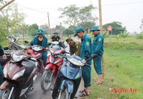 Các lực lượng chức năng túc trực thường xuyên tại 4 chốt chặn xung quanh xã Hưng Mỹ