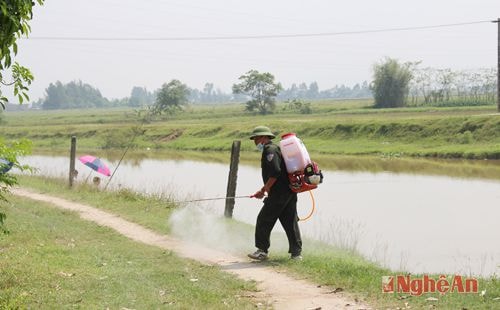 Phun hóa chất khử trùng tiêu độc quanh khu vực xảy ra dịch