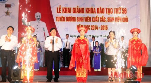 Lễ cắt băng khánh thành tòa nhà khoa học. Sau khi đi vào sử dụng, đây sẽ là nơi tổ chức các hoạt động khoa học của sinh viên