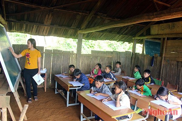 Tuy nhiên, từ năm học 2015 - 2016 này, nhờ đường xá thuận lợi hơn, bản được đón các cô giáo lên đây 