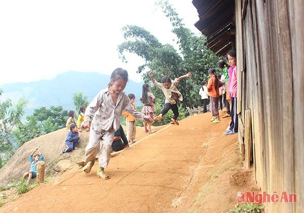 Phút vui chơi của các em học sinh trên khoảng sân bé xíu trước phòng học