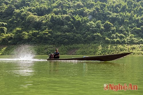 Thuyền là phương thiên đi lại duy nhất của bà còn vùng lòng hồ