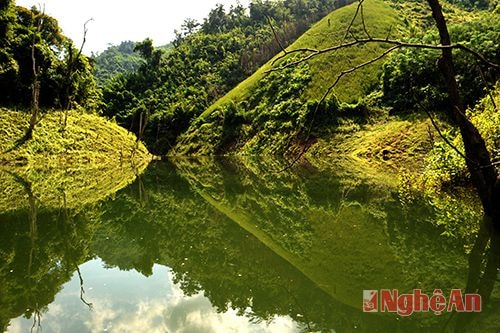 Mặt hồ như tấm gương phán chiếu vẻ đẹp của núi rừng