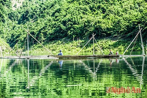 Đánh bắt cá trên hồ thủy điện