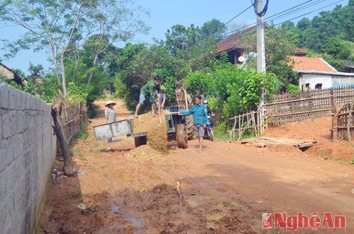 Trước tình hình đó, các xã phải huy động người dân thu gom cát, sạn để gia cố những đoạn xuống cấp để phục vụ đi lại mùa mưa lũ