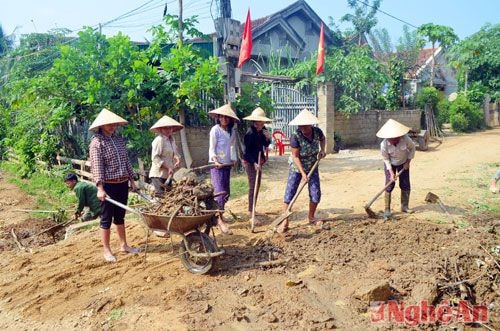 Người dân xã Mậu Đức, Con Cuông cùng nhau gia cố nền đường