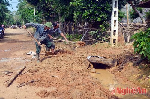 Nhân dân xã Mậu Đức cũng khơi thông các tuyến mương thoát nước 2 bên đường