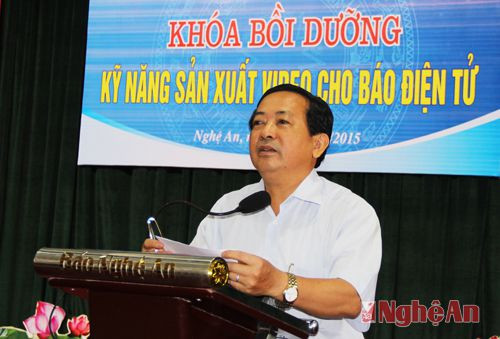 Nhà báo Trần Duy Ngoãn - Chủ tịch Hội nhà báo tỉnh phát biểu khai mạc khóa bồi dưỡng.