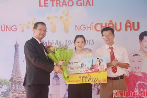 Đại diện lãnh đạo HD Bank và Chi nhánh HDBank Vinh trao thưởng cho Chị Lê Thị Hồng Tuyết