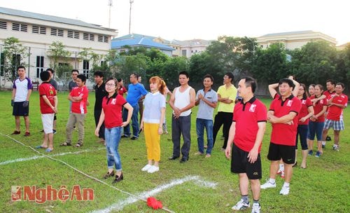 Các đội tham gia Giải kéo co chào mừng 85 năm Ngày Phụ nữ Việt Nam.