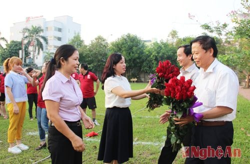 Thay mặt anh em Báo Nghệ An, các đồng chí Phó Tổng biên tập tặng hoa chúc mừng chị em nhân ngày truyền thống phụ nữ.