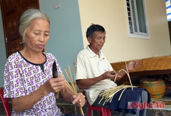 Vợ chồng ông Lê Văn Hồng cho biết giang chẻ càng mỏng thì chổi sử dụng càng dễ và bền.
