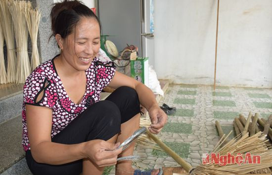 Và có cả day thép để tạo cho những chiếc chổi xòe ra.