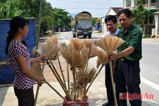 Ngoài vận chuyển đến các địa phương tiêu thụ, chổi tre giang còn được bày bán trên con đường chạy qua thôn Trường. Mỗi chiếc chổi bà con bán với giá 15 nghìn đồng.