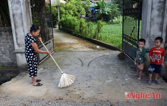 Chổi tre giang chủ yếu bán ở thị trường nông thôn, sử dụng để quét cổng rất tiện lợi. Để chổi sử dụng được beennf, sau khi quét xong cất chổi vào vị trí không bị mưa, nắng.
