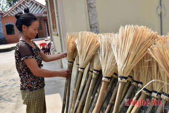Tranh thủ trời nắng to, bà Nguyễn Thị Khởi mang chổi ra phơi.