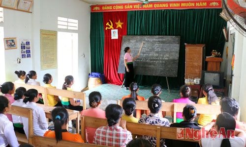 Giáo viên đứng lớp hôm nay là cô Lương Thị Tiến, nguyên là giáo viên dạy mầm non của xã Châu Hạnh ngày trước.