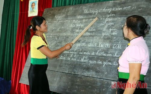 Lớp học thường tổ chức vào buổi tối để tạo điều kiện cho mọi chị em tham gia. Tuy nhiên, hôm nay lớp được chuyển sang buổi chiều để sau buổi học sẽ là chương trình liên hoan, giao lưu nhân ngày Phụ nữ Việt Nam 20/10