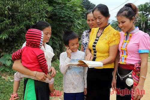 Lên lớp cùng với thầy cô chính là học sinh trong bản. Buổi học 