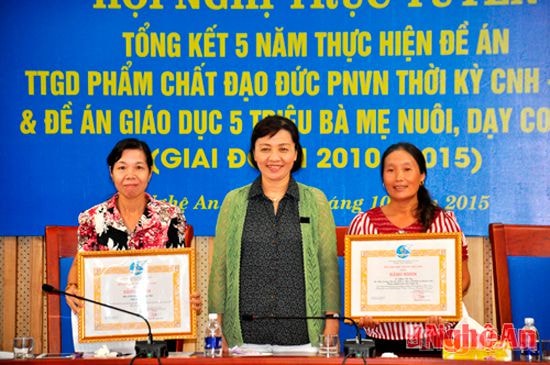 Đồng chí Lê Thị Tám trao Bằng khen của Chủ tịch Trung ương Hội LHPN Việt Nam cho các các nhân, tập thể đạt thành tích xuất sắc.