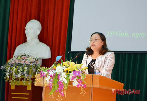Đồng chí Nguyễn Thị Thu Hường- Ủy viên BTV Tỉnh ủy, Bí thư Đảng ủy Khối CCQ tỉnh phát biểu