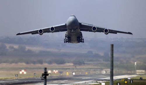 Một máy bay vận tải C-5 Galaxy của Mỹ cất cánh từ căn cứ không quân Incirlik ở Adana, Thổ Nhĩ Kỳ hôm 10/8. Ảnh: Reuters