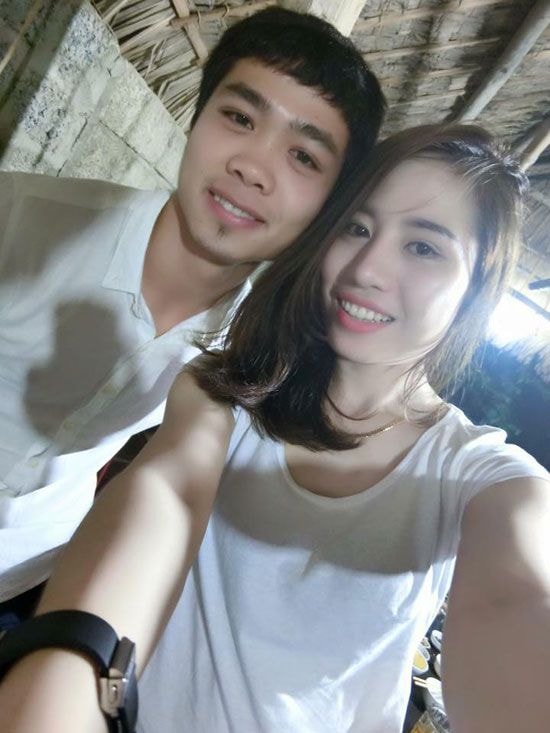 'Chưa đi chưa biết Đô Lương. Chúc mọi người có ngày 20/10 thật nhiều ý nghĩa nhé', tiền đạo Công Phượng viết chú thích dưới hai bức ảnh selfie với hai cô bạn gái xinh xắn.
