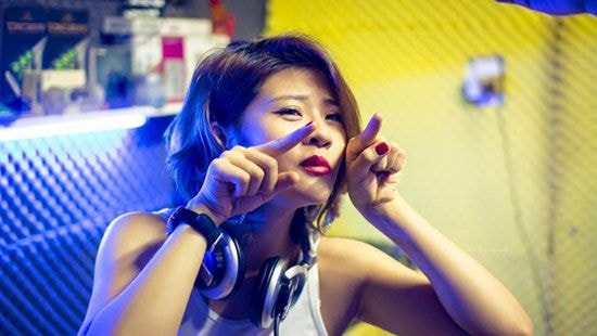 Cựu tiền đạo Nguyễn Việt Thắng chia sẻ ảnh cô bạn gái là DJ Ngọc Anh cùng lời nhắn nhủ: '20/10 tôi chỉ mong người phụ nữ của tôi luôn vui vẻ hạnh phúc'.