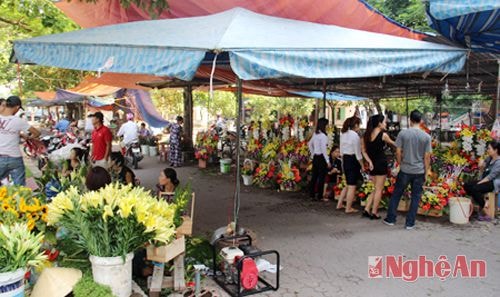 Tuyến đường Quang Trung nhộn nhịp khách hàng lựa chọn hoa tươi làm quà tặng trong sáng ngày 20/10.