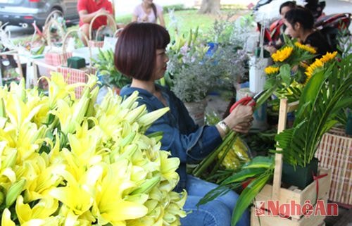 Vừa luôn tay cắm hoa cho khách, chị Thu, chủ chửa hàng trên đường Quang Trung cho biết, mấy hôm nay khách đông gấp đôi ngày thường. Mỗi ngày chị bán được từ 80-100 lẵng hoa, trung bình mỗi lẵng hoa từ 200 -300 nghìn/ đồng.