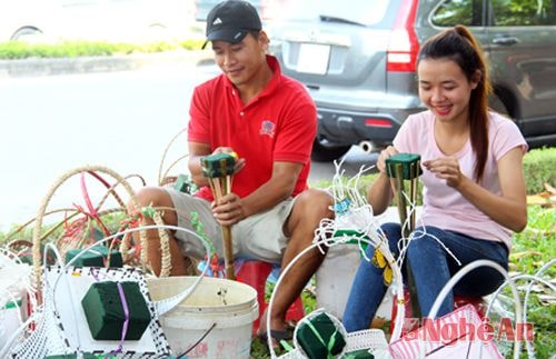 Sức mua tăng mạnh nên nhân viên tại các quầy bán hoa dọc đường Quang Trung luôn phải làm việc hết tốc lực mới kịp có hàng giao cho khách.