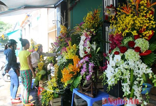 A6: Tại một số cửa hoa uy tín, có những bó hoa có giá tới hàng triệu đồng, với các loài hoa như hồ điệp trắng, địa lan, ly...
