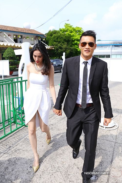 Sáng 20/10, vợ chồng Thủy Tiên - Công Vinh cùng nhau tham gia một sự kiện tôn vinh phụ nữ tại sân vận động quân khu 7, TP HCM. Cầu thủ nổi tiếng bảnh bao khi diện vest, đeo kính sành điệu. Riêng Thủy Tiên khoe vẻ gợi cảm trong bộ đầm trắng cúp ngực.