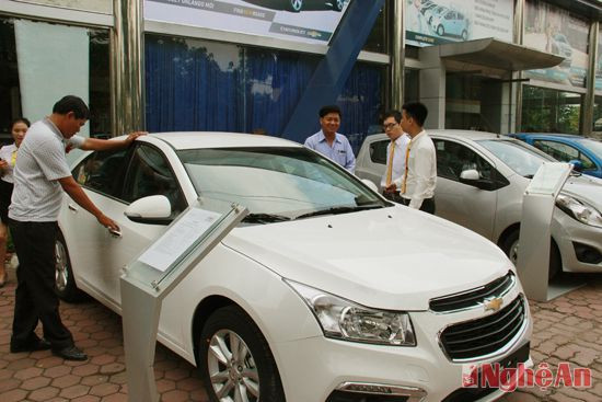 Công ty CP cơ khí ô tô Nghệ An liên kết với các hãng  sản xuất mở salon ô tô.  Ảnh: Hoàng Vĩnh