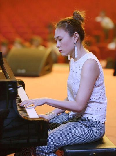 Ngoài các ca khúc gắn liền với tên tuổi, Mỹ Tâm còn tự đệm đàn và hát Một mình, Tóc gió thôi bay… 