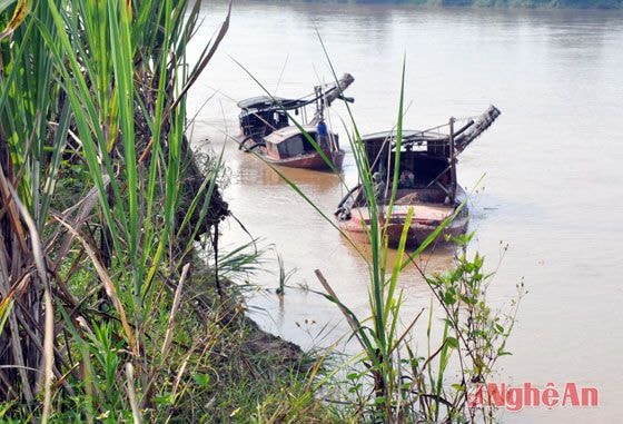 Với máy hút công suất lớn, 2 chiếc thuyền này ngang nhiên khai thác cát sạn trái phép giữa ban ngày.