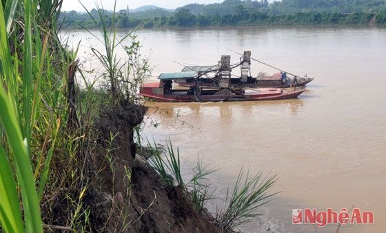 Khi phát hiện chúng tôi đang ghi hình cùng sự có mặt của lực lượng công an xã Vĩnh Sơn, 2 chiếc thuyền lập tức nhổ neo và quay đầu ra giữa dòng Sông.