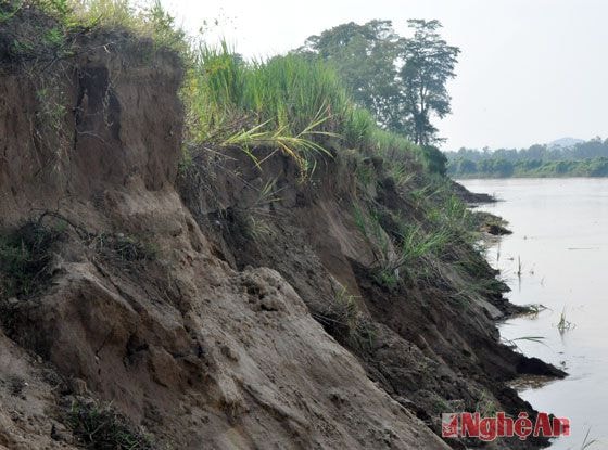 Khu vực 2 chiếc thuyền vừa khai thác cát sạn trái phép đang bị sạt lở nghiêm trọng.