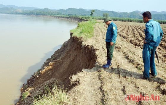 Con đường chạy dọc bờ sông để bà con đi làm hàng ngày sắp bị cắt đứt.