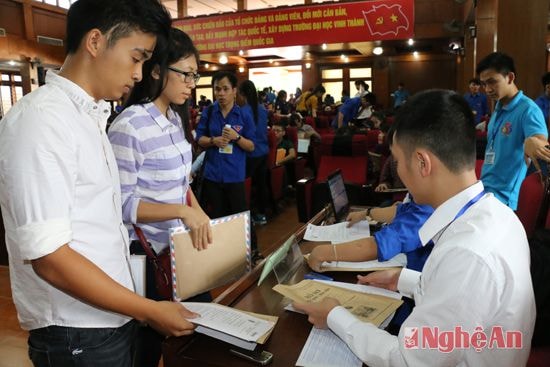 Thí sinh đến nhập học  tại Trường Đại học Vinh.