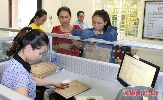 Làm thủ tục nhập học cho sinh viên tại Trường Đại học Y khoa Vinh.