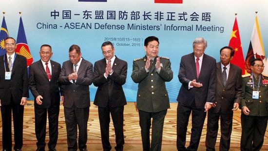 Các Bộ trưởng Quốc phòng ASEAN và Trung Quốc (thứ 4 phải sang) tại cuộc họp  không chính thức tại Bắc Kinh, Trung Quốc, ngày 16/10/2015.